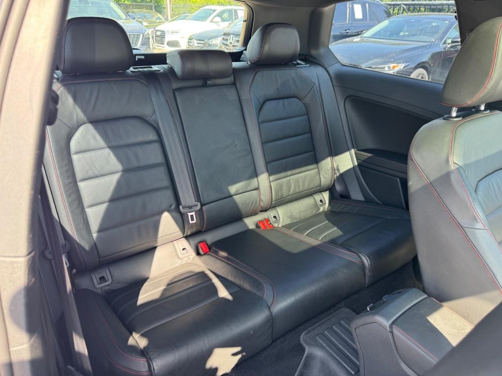 Volkswagen Golf GTI Vehicle Full-screen Gallery Image 17