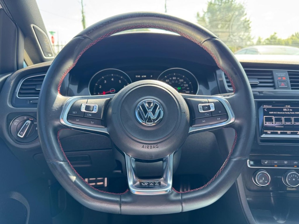 Volkswagen Golf GTI Vehicle Full-screen Gallery Image 18
