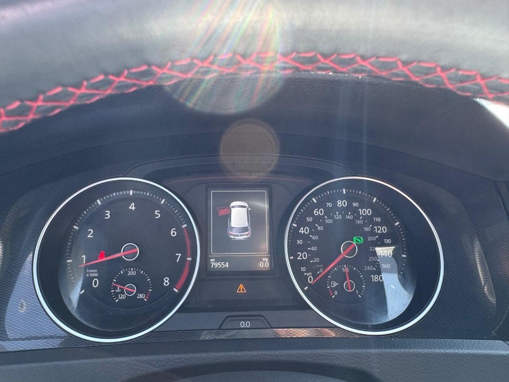 Volkswagen Golf GTI Vehicle Full-screen Gallery Image 19