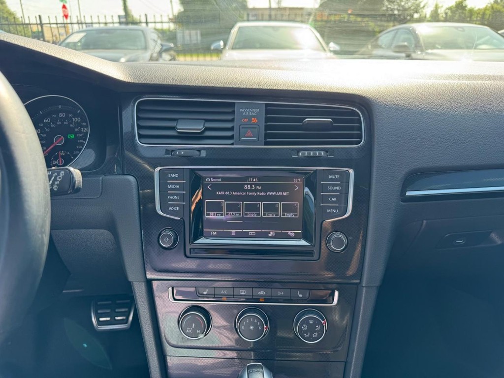Volkswagen Golf GTI Vehicle Full-screen Gallery Image 20