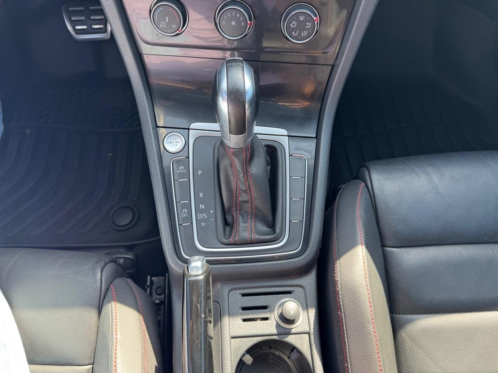Volkswagen Golf GTI Vehicle Full-screen Gallery Image 21