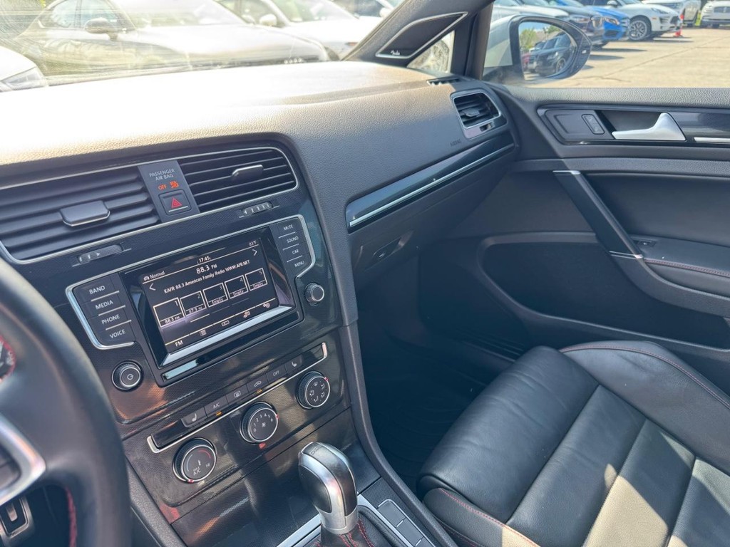 Volkswagen Golf GTI Vehicle Full-screen Gallery Image 22