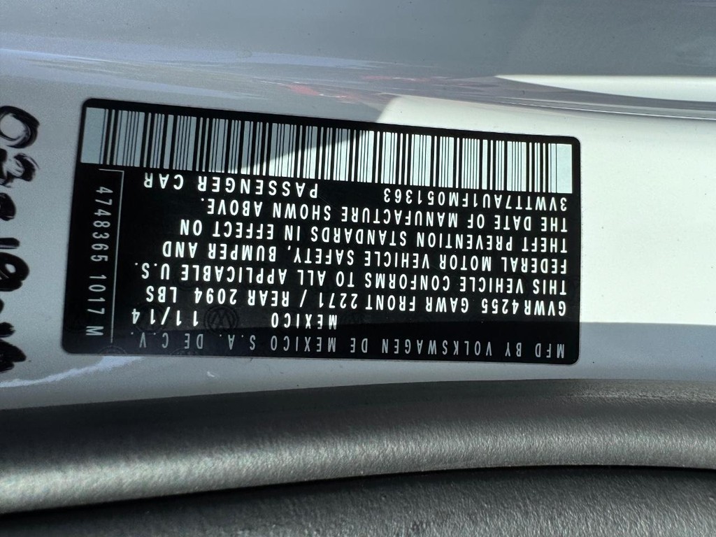 Volkswagen Golf GTI Vehicle Full-screen Gallery Image 27