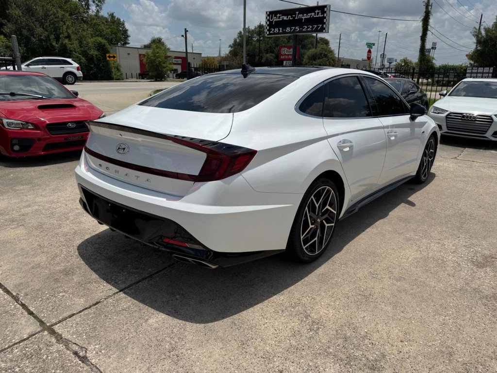 Hyundai Sonata Vehicle Full-screen Gallery Image 06