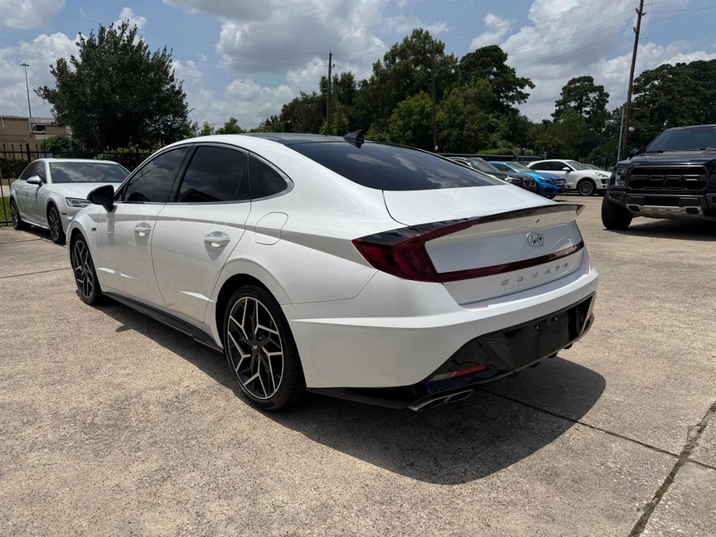 Hyundai Sonata Vehicle Full-screen Gallery Image 08