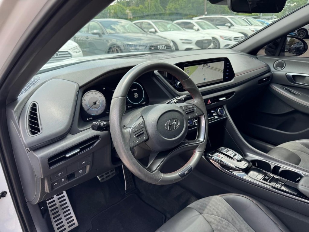 Hyundai Sonata Vehicle Full-screen Gallery Image 10