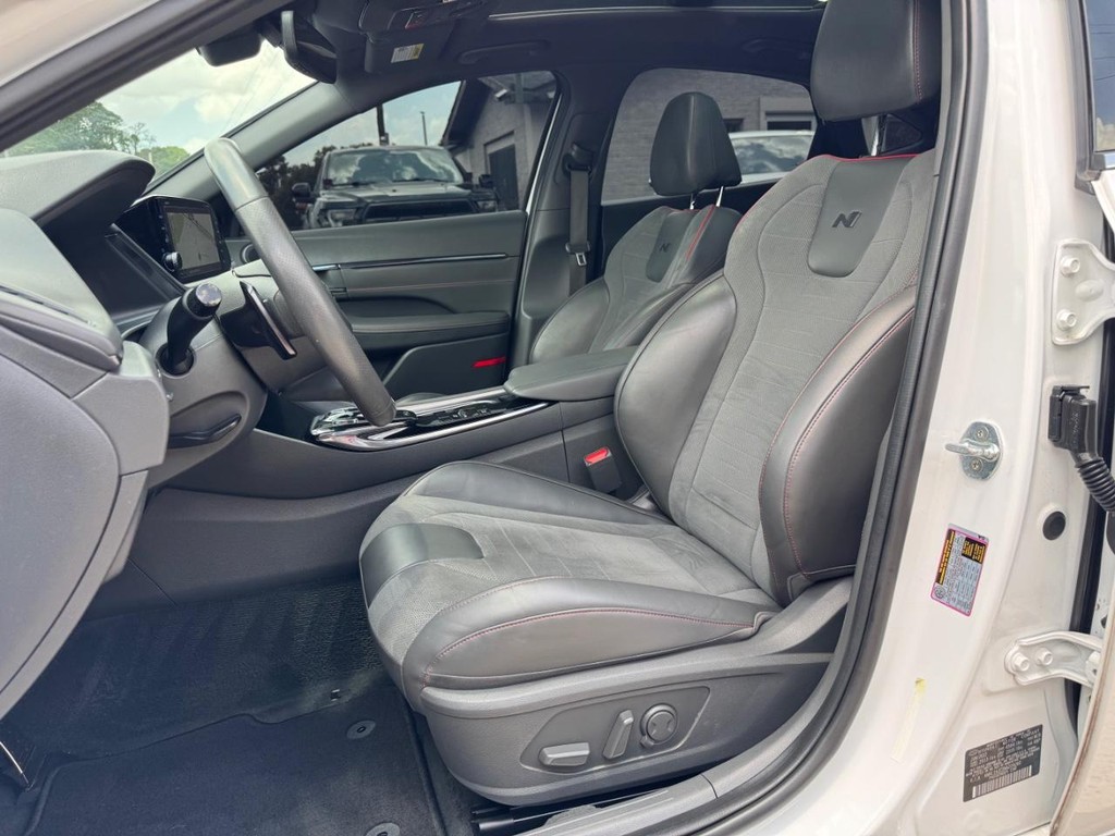 Hyundai Sonata Vehicle Full-screen Gallery Image 11
