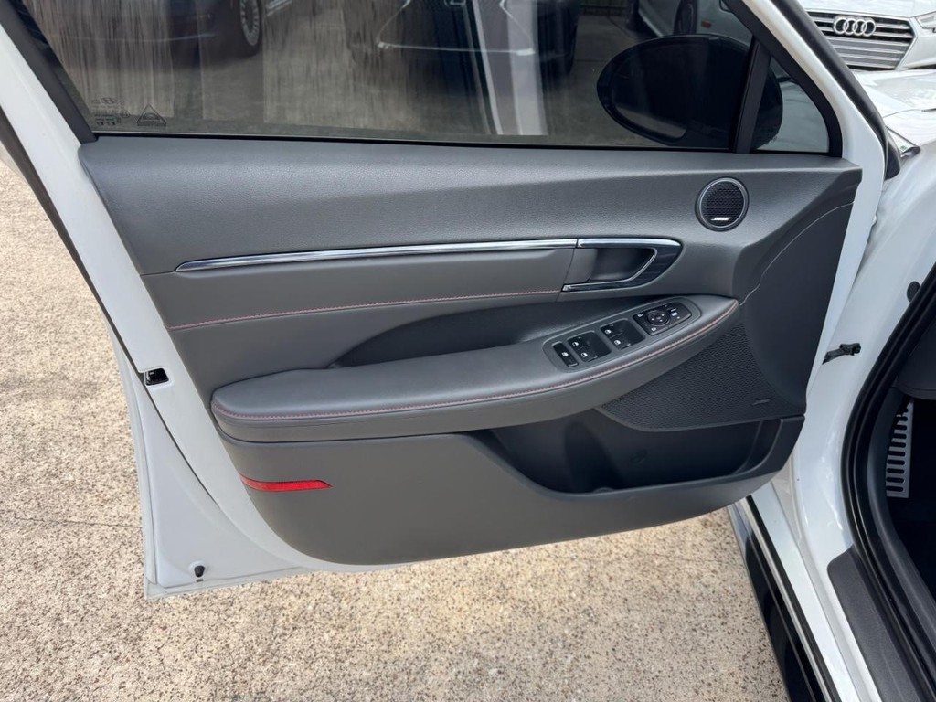 Hyundai Sonata Vehicle Full-screen Gallery Image 12