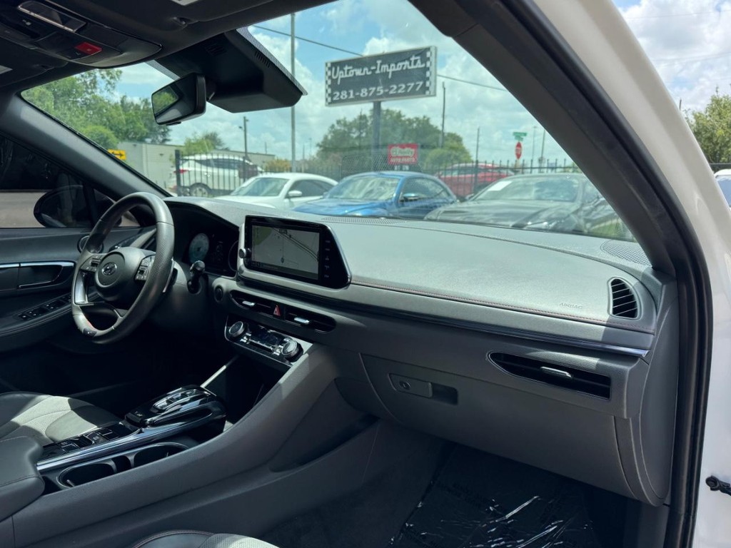 Hyundai Sonata Vehicle Full-screen Gallery Image 13