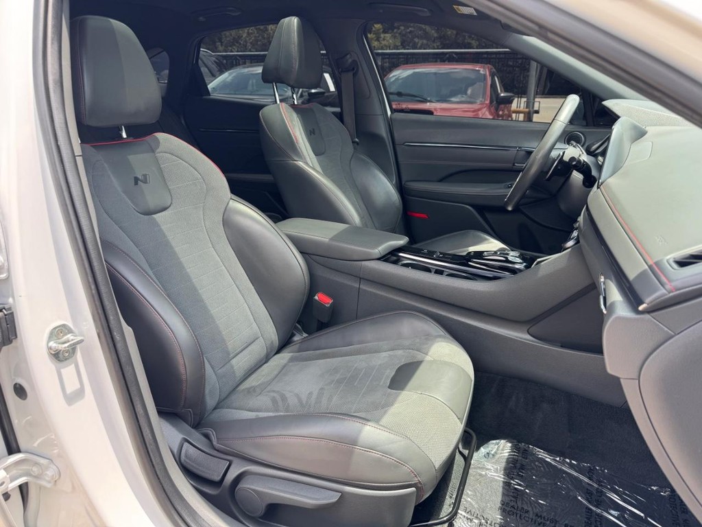 Hyundai Sonata Vehicle Full-screen Gallery Image 14