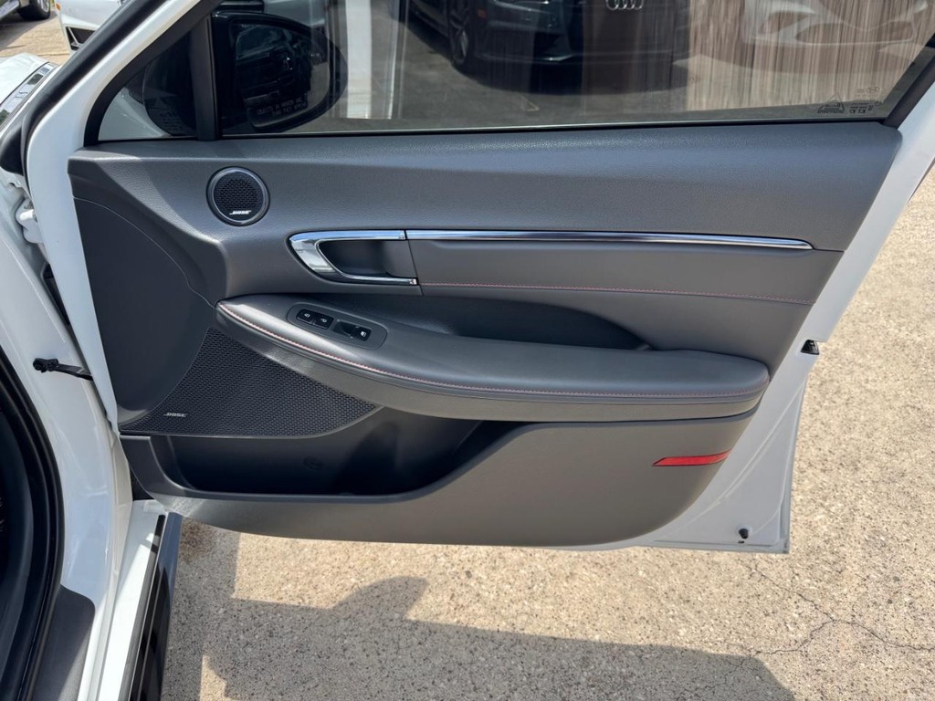 Hyundai Sonata Vehicle Full-screen Gallery Image 15