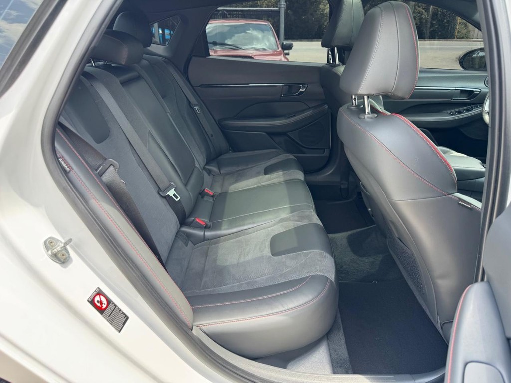 Hyundai Sonata Vehicle Full-screen Gallery Image 16