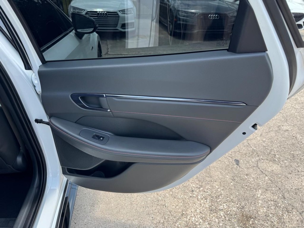 Hyundai Sonata Vehicle Full-screen Gallery Image 17