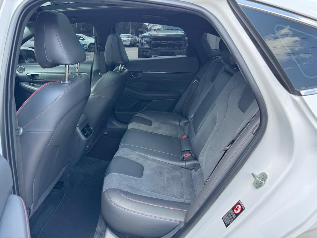 Hyundai Sonata Vehicle Full-screen Gallery Image 18