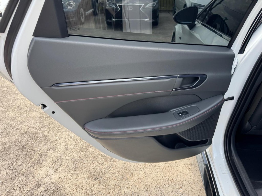 Hyundai Sonata Vehicle Full-screen Gallery Image 19