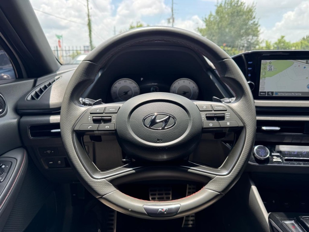 Hyundai Sonata Vehicle Full-screen Gallery Image 21