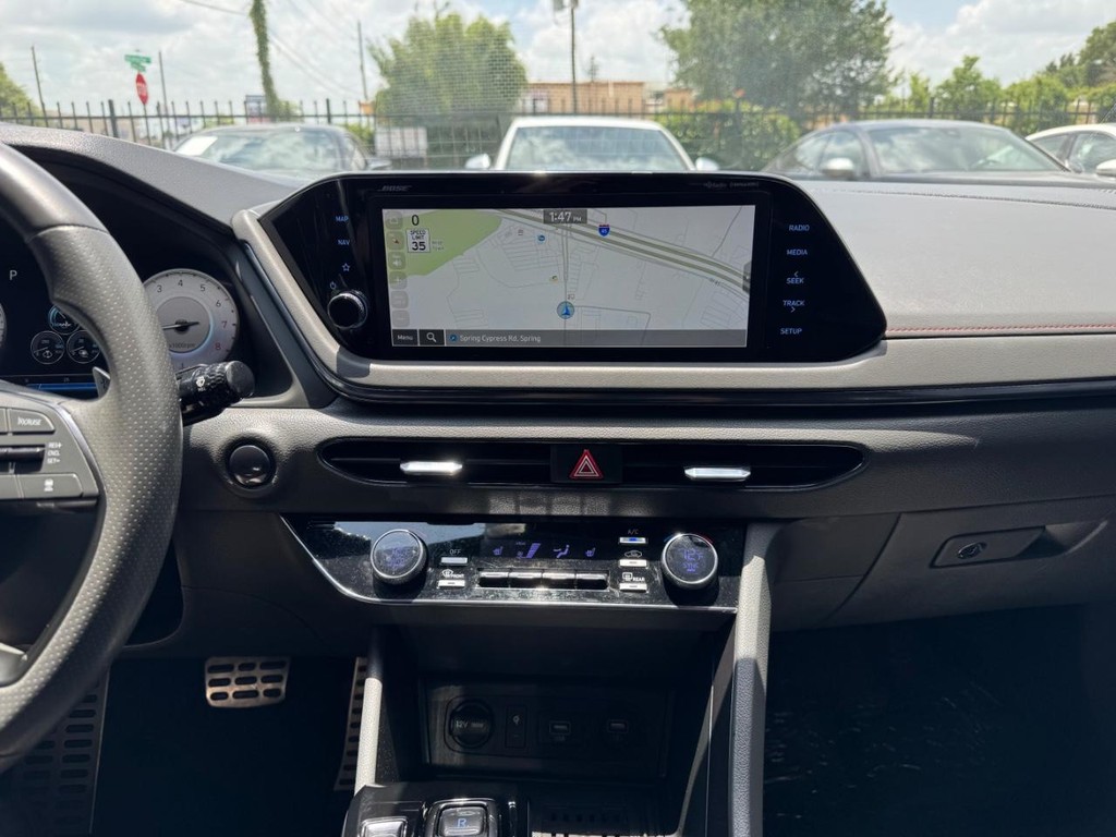 Hyundai Sonata Vehicle Full-screen Gallery Image 23