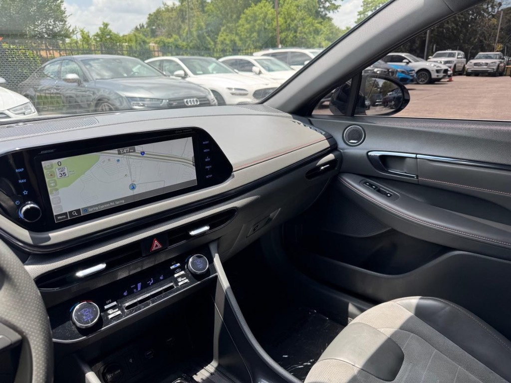 Hyundai Sonata Vehicle Full-screen Gallery Image 25