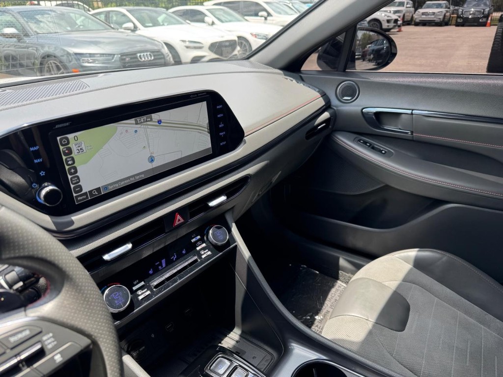 Hyundai Sonata Vehicle Full-screen Gallery Image 28