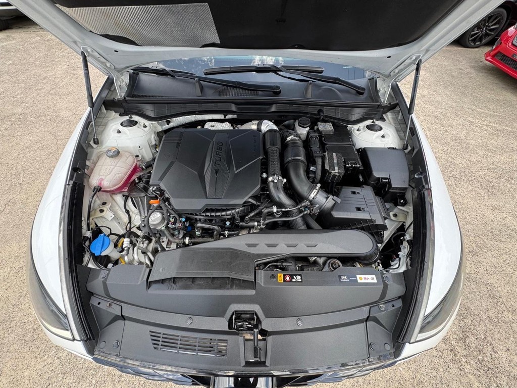 Hyundai Sonata Vehicle Full-screen Gallery Image 30