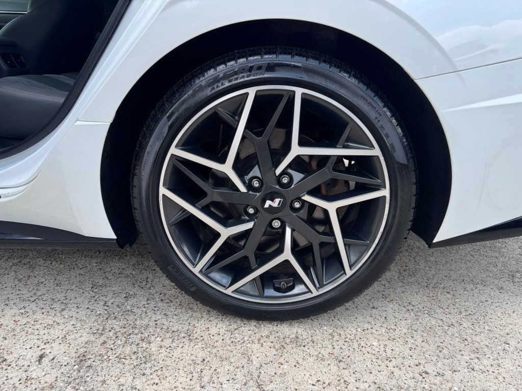 Hyundai Sonata Vehicle Full-screen Gallery Image 31
