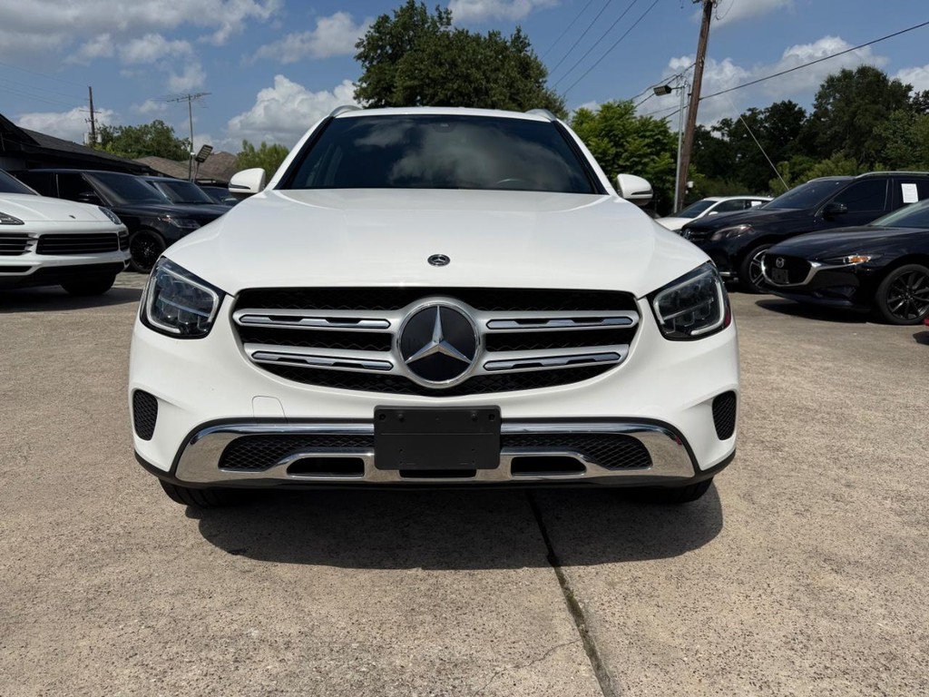 Mercedes-Benz GLC 300 Vehicle Full-screen Gallery Image 02