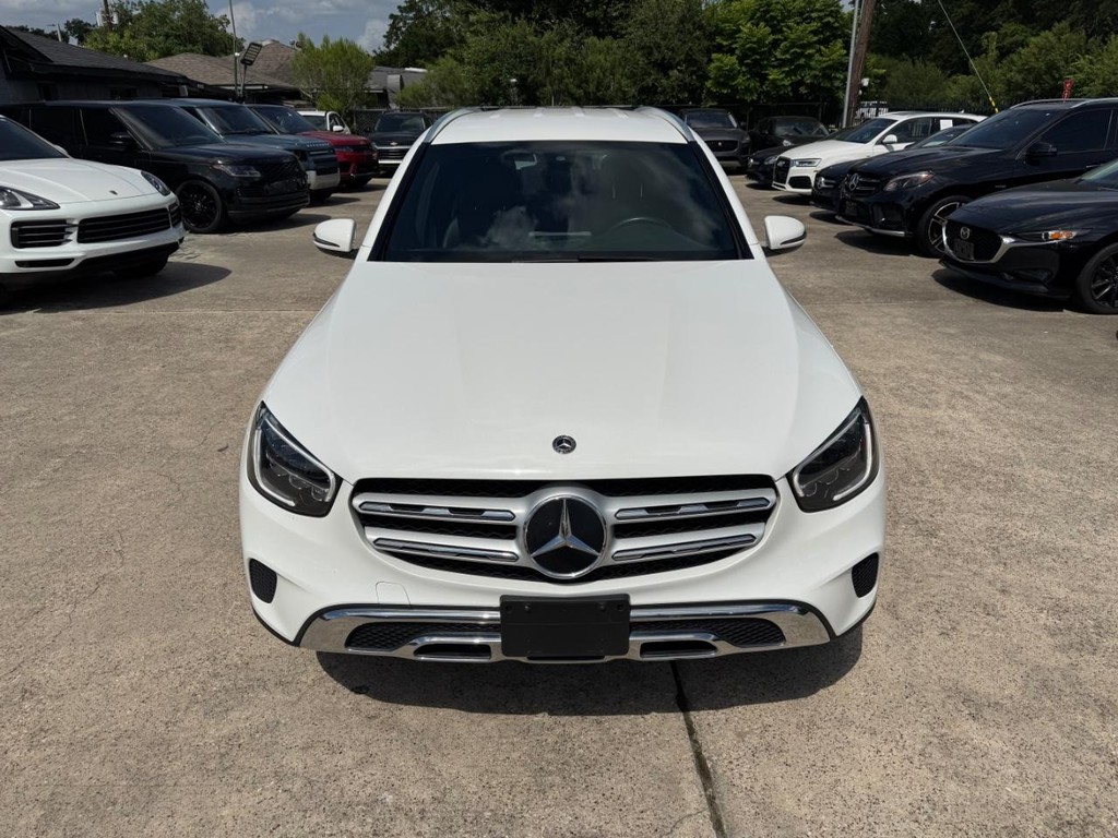 Mercedes-Benz GLC 300 Vehicle Full-screen Gallery Image 03