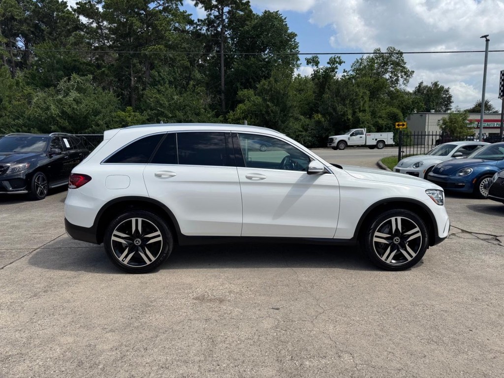 Mercedes-Benz GLC 300 Vehicle Full-screen Gallery Image 05