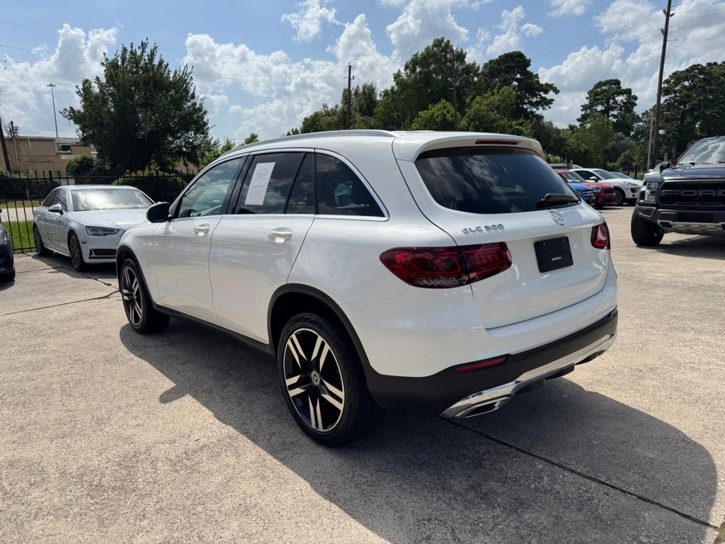 Mercedes-Benz GLC 300 Vehicle Full-screen Gallery Image 08