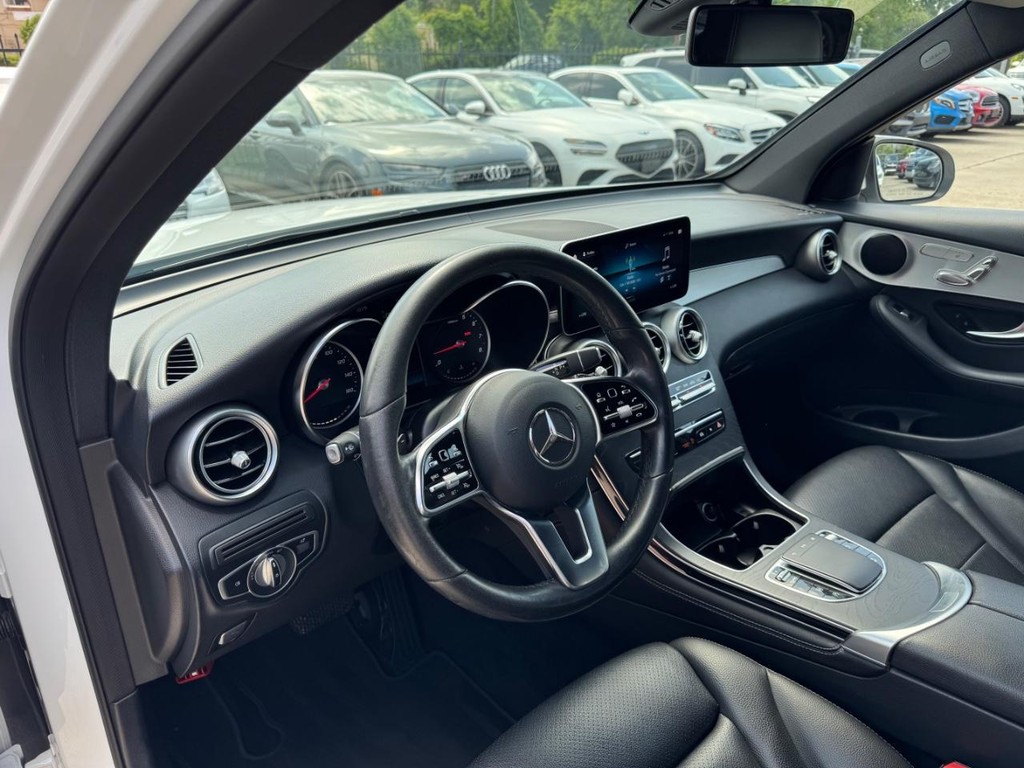 Mercedes-Benz GLC 300 Vehicle Full-screen Gallery Image 10