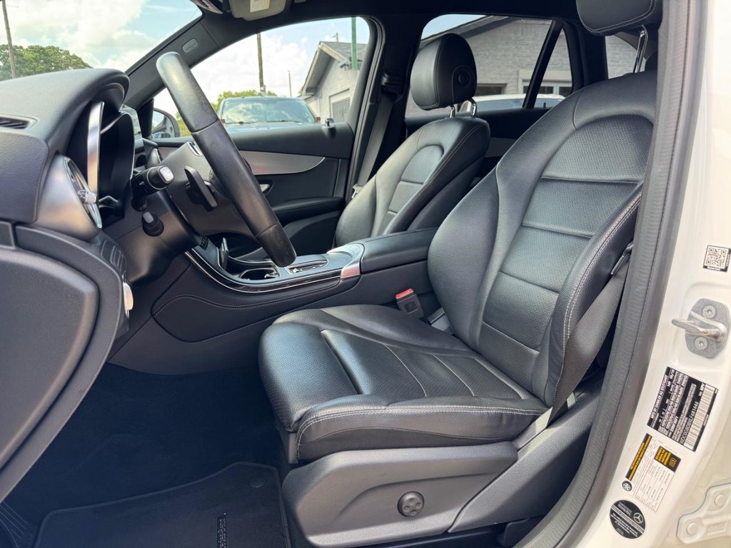 Mercedes-Benz GLC 300 Vehicle Full-screen Gallery Image 11
