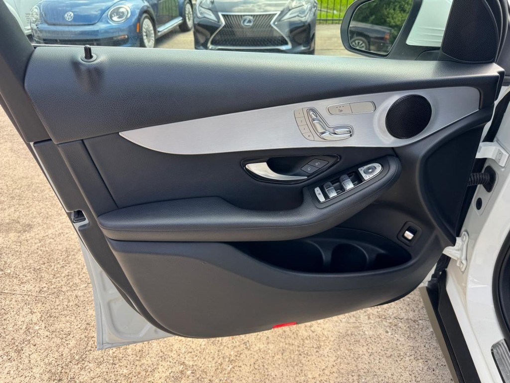 Mercedes-Benz GLC 300 Vehicle Full-screen Gallery Image 12