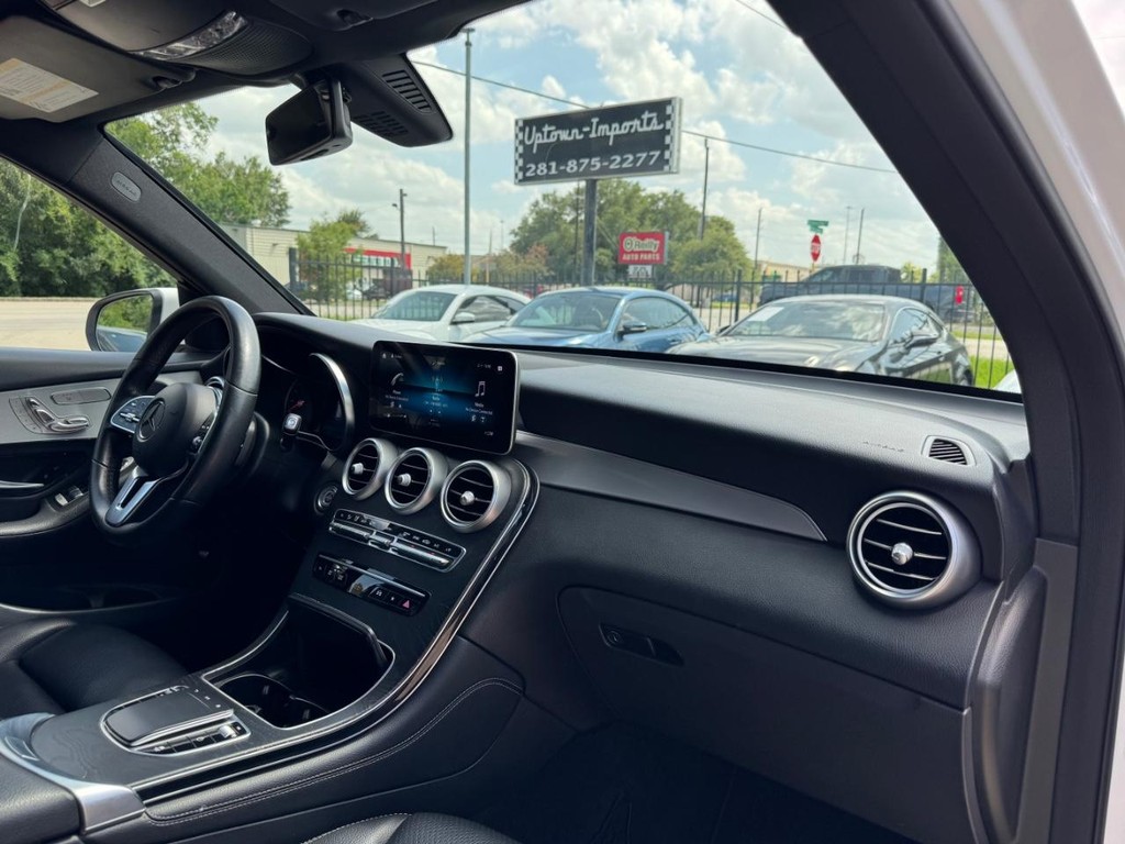 Mercedes-Benz GLC 300 Vehicle Full-screen Gallery Image 13