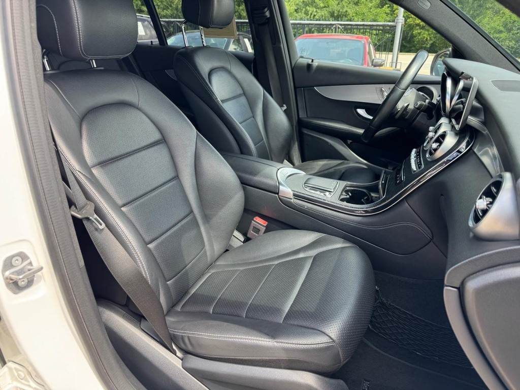 Mercedes-Benz GLC 300 Vehicle Full-screen Gallery Image 14