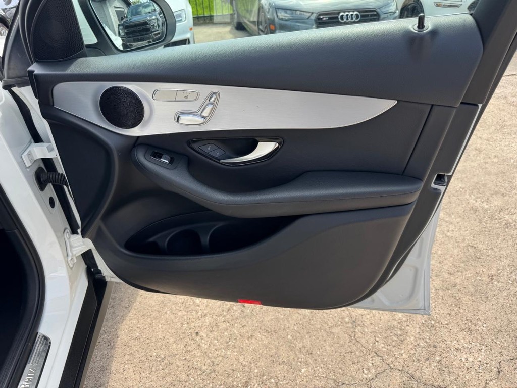 Mercedes-Benz GLC 300 Vehicle Full-screen Gallery Image 15
