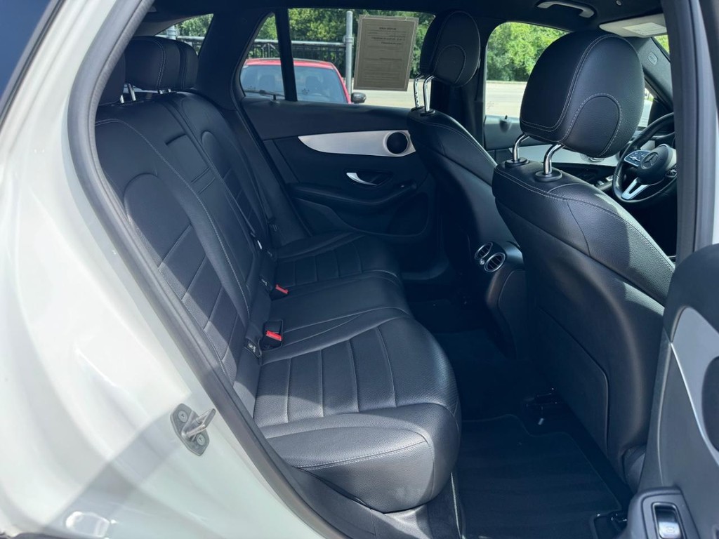 Mercedes-Benz GLC 300 Vehicle Full-screen Gallery Image 16