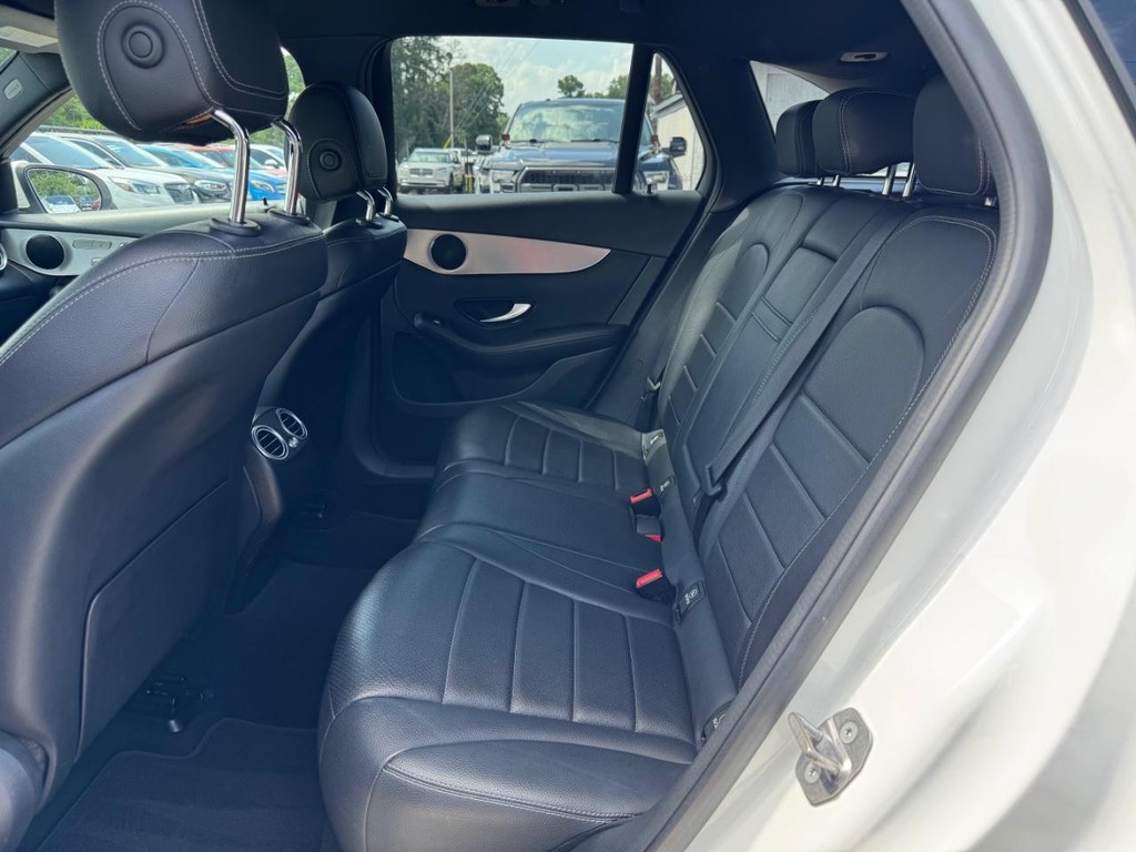 Mercedes-Benz GLC 300 Vehicle Full-screen Gallery Image 18