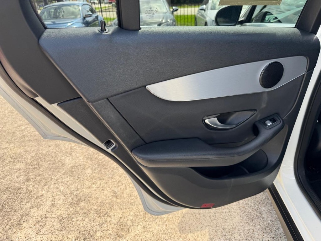 Mercedes-Benz GLC 300 Vehicle Full-screen Gallery Image 19