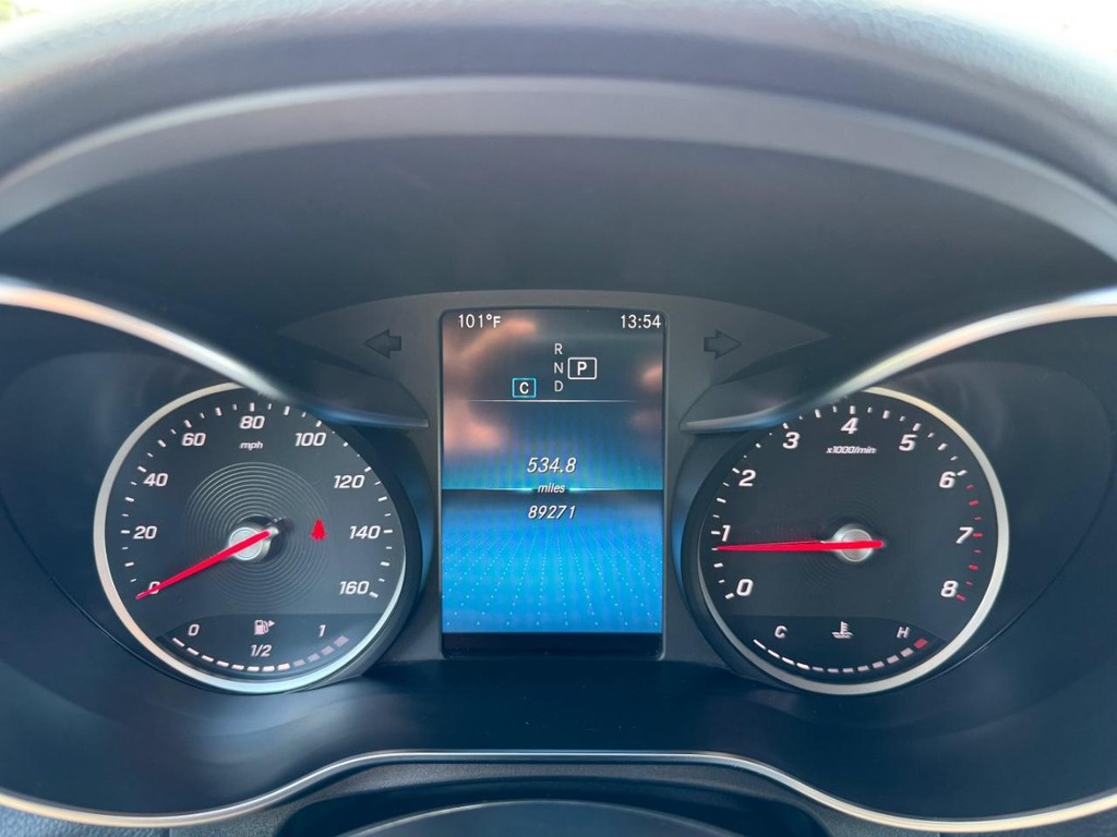 Mercedes-Benz GLC 300 Vehicle Full-screen Gallery Image 21
