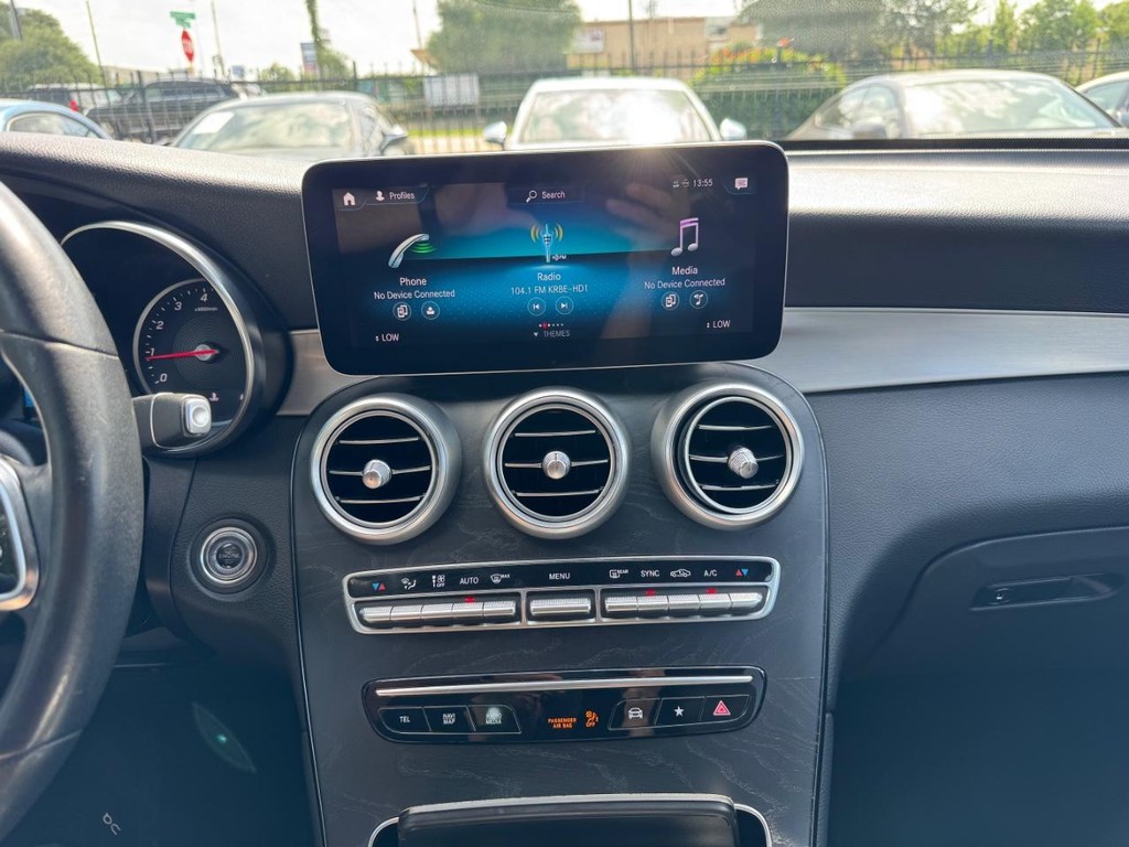 Mercedes-Benz GLC 300 Vehicle Full-screen Gallery Image 22