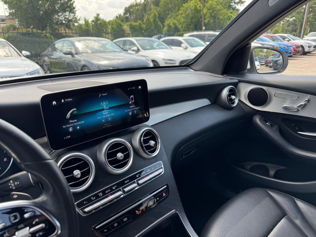 Mercedes-Benz GLC 300 Vehicle Full-screen Gallery Image 24