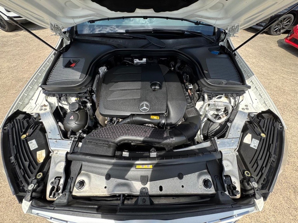Mercedes-Benz GLC 300 Vehicle Full-screen Gallery Image 26