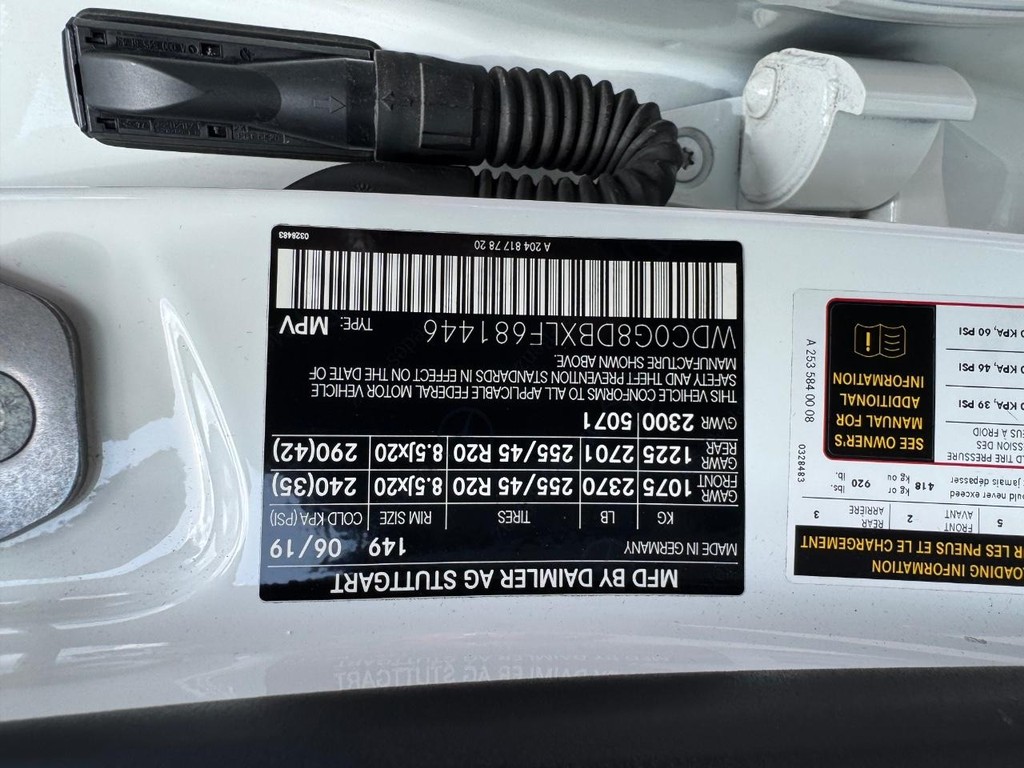Mercedes-Benz GLC 300 Vehicle Full-screen Gallery Image 28