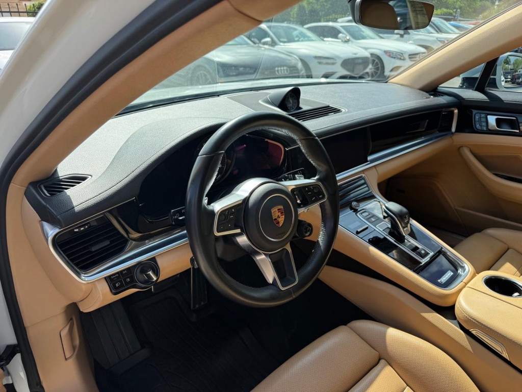 Porsche Panamera e-Hybrid Vehicle Full-screen Gallery Image 10