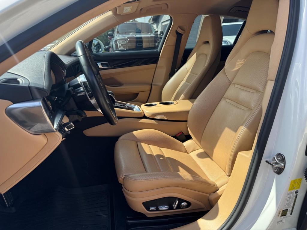 Porsche Panamera e-Hybrid Vehicle Full-screen Gallery Image 11