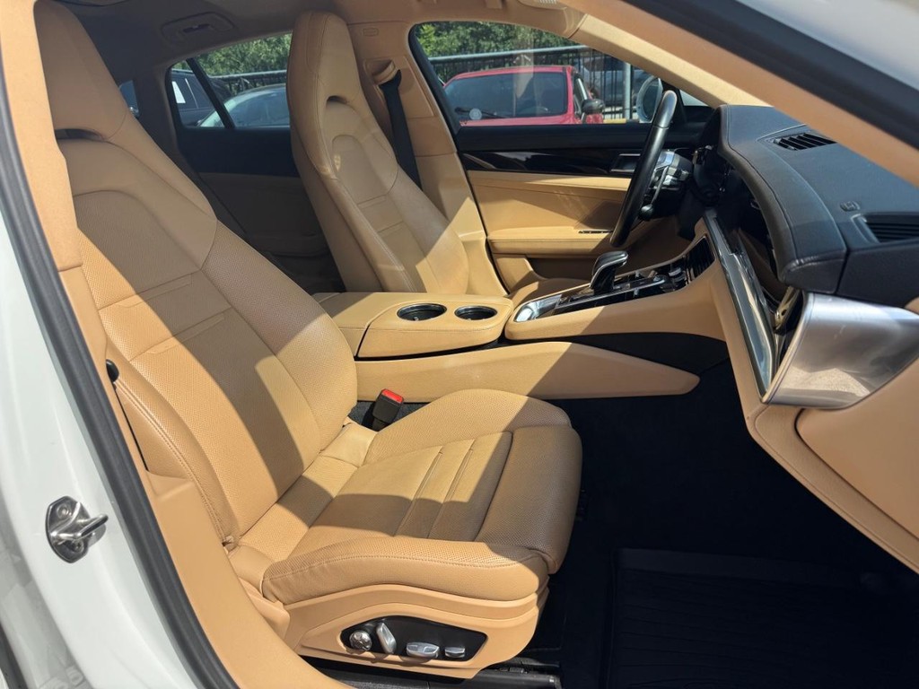 Porsche Panamera e-Hybrid Vehicle Full-screen Gallery Image 14