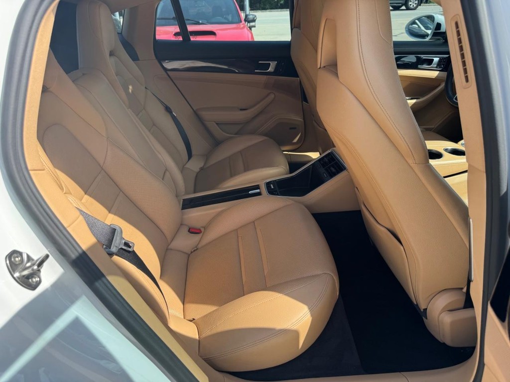 Porsche Panamera e-Hybrid Vehicle Full-screen Gallery Image 16
