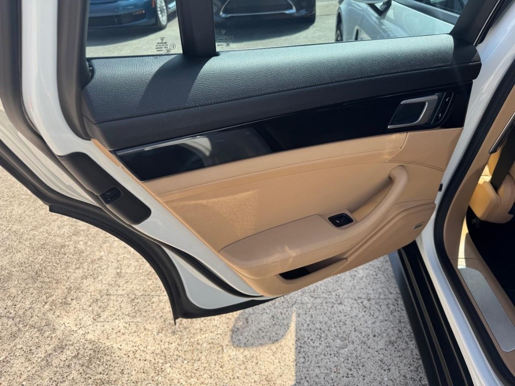 Porsche Panamera e-Hybrid Vehicle Full-screen Gallery Image 19