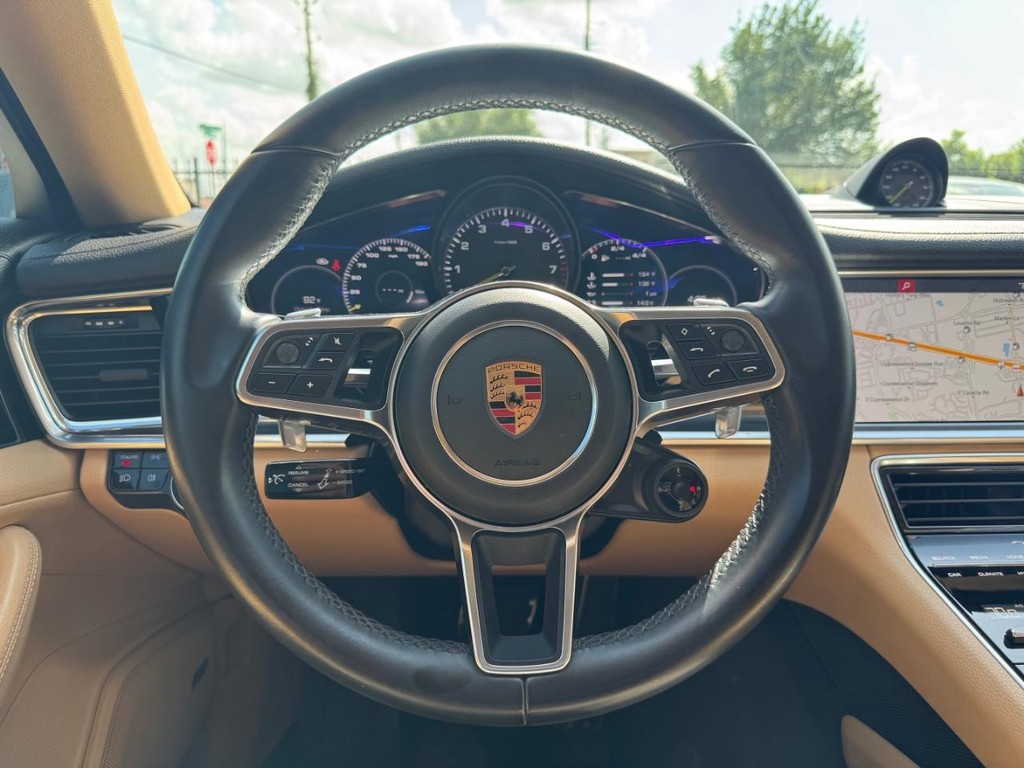 Porsche Panamera e-Hybrid Vehicle Full-screen Gallery Image 20