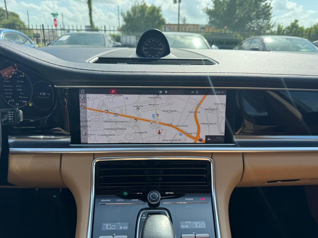 Porsche Panamera e-Hybrid Vehicle Full-screen Gallery Image 22